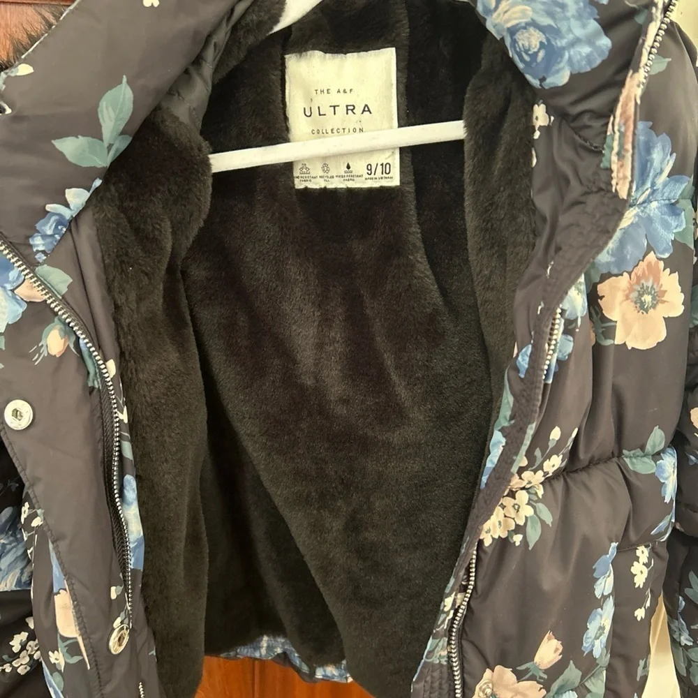 Abercrombie & Fitch warmth black design